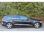 Volvo V60 2.0 B3 Momentum 163PK Automaat | Lederen bekleding | Parkeercamera | Apple/Android Carplay