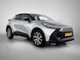 Toyota C-HR / C-HR+ 1.8 Hybrid 140 First Edition Bi-Tone | Elektrische Achterklep | Automatisch Inparkeren | 360° Camera | LM-Velgen | Donker Getinte Achterruiten |