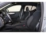 Volvo XC40 B4 Plus Black Edition - Panorama/schuifdak - IntelliSafe Assist & Surround - 360º Camera - Harman/Kardon audio - Verwarmde voorstoelen & stuur - Parkeersensoren voor & achter - Draadloze tel. lader - Extra getint glas - 20' LMV