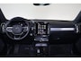 Volvo XC40 B4 Plus Black Edition - Panorama/schuifdak - IntelliSafe Assist & Surround - 360º Camera - Harman/Kardon audio - Verwarmde voorstoelen & stuur - Parkeersensoren voor & achter - Draadloze tel. lader - Extra getint glas - 20' LMV