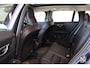Volvo V60 Cross Country B5 AWD Plus - Panorama/schuifdak - IntelliSafe Assist & Surround - Parkeercamera achter - Verwarmde voorstoelen, stuur & achterbank - Parkeersensoren voor & achter - Elektr. bedienb. voorstoelen met geheugen - Draadloze tel. lader - Elektr. inklapbare trekhaak - 19' LMV