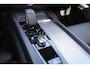 Volvo V60 Cross Country B5 AWD Plus - Panorama/schuifdak - IntelliSafe Assist & Surround - Parkeercamera achter - Verwarmde voorstoelen, stuur & achterbank - Parkeersensoren voor & achter - Elektr. bedienb. voorstoelen met geheugen - Draadloze tel. lader - Elektr. inklapbare trekhaak - 19' LMV