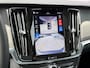 Volvo V90 2.0 T8 Plug-in hybrid AWD Ultra Dark | Gelaagd glas | Trekhaak | Luchtvering | Bowers & Wilkins | Massage | Stoel Koeling | 360° Camera | Adaptieve cruise | Stoel/stuur verwarming |