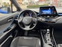 Toyota C-HR / C-HR+ 1.8 Hybrid Bi-Tone Plus | JBL, Led Pakket, Half leer/Alcantara, Dodehoekherkenning, parkeersensoren, Stuurverwarming