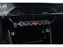 Peugeot e-2008 Allure Advantage | Advanced Active Safety Brake met camera en radar | Climate Control | Dashboard in zacht materiaal met carboneffect en hoogglans zwarte sierstrip