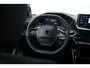Peugeot e-2008 Allure Advantage | Advanced Active Safety Brake met camera en radar | Climate Control | Dashboard in zacht materiaal met carboneffect en hoogglans zwarte sierstrip