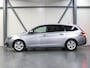Peugeot 308 SW 1.2 110PK Blue Lease Executive | AppleCarPlay/AndroidAuto | 16"LMV | Navigatie | Cruise Control | Climate Control | Armsteun | Keyless | Panoramadak | Privacy Glass | Isofix | Parkeersensoren |