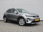 Kia Stonic 1.0 T-GDi MHEV DynamicPlusLine | Stuur-/stoelverwarming | Camera | Clima | Cruise | 16" LM | Navi | LED | Keyless |