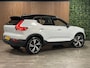 Volvo XC40 T5 Recharge R-Design | Schuifdak | 360° Camera | Harman Kardon | Glacier Silver! | Adaptieve Cruise Control | Bestuurdersstoel elektrisch geheugen | Pilot Assist | BLIS Dode Hoek Detectie | Passagiersstoel elektrisch | Leder/Alcantara R-Design bekleding met wit stiksel en bies | Zitting verlenging voorstoelen | Parkeersensoren voor+achter | Keyless Drive | Elektrisch bedienbare achterklep | Automatisch dimmende binnen en buitenspiegels | 2-Zone Climate Control | Breedstralers in voorbumper | DAB Radio | Apple Carplay/Android Auto | Draadloos telefoon opladen | Volvo On Call met mobiele App functie | Glacier Silver Metallic |