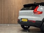 Volvo XC40 T5 Recharge R-Design | Schuifdak | 360° Camera | Harman Kardon | Glacier Silver! | Adaptieve Cruise Control | Bestuurdersstoel elektrisch geheugen | Pilot Assist | BLIS Dode Hoek Detectie | Passagiersstoel elektrisch | Leder/Alcantara R-Design bekleding met wit stiksel en bies | Zitting verlenging voorstoelen | Parkeersensoren voor+achter | Keyless Drive | Elektrisch bedienbare achterklep | Automatisch dimmende binnen en buitenspiegels | 2-Zone Climate Control | Breedstralers in voorbumper | DAB Radio | Apple Carplay/Android Auto | Draadloos telefoon opladen | Volvo On Call met mobiele App functie | Glacier Silver Metallic |