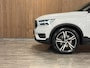 Volvo XC40 T5 Recharge R-Design | Schuifdak | 360° Camera | Harman Kardon | Glacier Silver! | Adaptieve Cruise Control | Bestuurdersstoel elektrisch geheugen | Pilot Assist | BLIS Dode Hoek Detectie | Passagiersstoel elektrisch | Leder/Alcantara R-Design bekleding met wit stiksel en bies | Zitting verlenging voorstoelen | Parkeersensoren voor+achter | Keyless Drive | Elektrisch bedienbare achterklep | Automatisch dimmende binnen en buitenspiegels | 2-Zone Climate Control | Breedstralers in voorbumper | DAB Radio | Apple Carplay/Android Auto | Draadloos telefoon opladen | Volvo On Call met mobiele App functie | Glacier Silver Metallic |