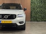 Volvo XC40 T5 Recharge R-Design | Schuifdak | 360° Camera | Harman Kardon | Glacier Silver! | Adaptieve Cruise Control | Bestuurdersstoel elektrisch geheugen | Pilot Assist | BLIS Dode Hoek Detectie | Passagiersstoel elektrisch | Leder/Alcantara R-Design bekleding met wit stiksel en bies | Zitting verlenging voorstoelen | Parkeersensoren voor+achter | Keyless Drive | Elektrisch bedienbare achterklep | Automatisch dimmende binnen en buitenspiegels | 2-Zone Climate Control | Breedstralers in voorbumper | DAB Radio | Apple Carplay/Android Auto | Draadloos telefoon opladen | Volvo On Call met mobiele App functie | Glacier Silver Metallic |