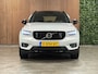 Volvo XC40 T5 Recharge R-Design | Schuifdak | 360° Camera | Harman Kardon | Glacier Silver! | Adaptieve Cruise Control | Bestuurdersstoel elektrisch geheugen | Pilot Assist | BLIS Dode Hoek Detectie | Passagiersstoel elektrisch | Leder/Alcantara R-Design bekleding met wit stiksel en bies | Zitting verlenging voorstoelen | Parkeersensoren voor+achter | Keyless Drive | Elektrisch bedienbare achterklep | Automatisch dimmende binnen en buitenspiegels | 2-Zone Climate Control | Breedstralers in voorbumper | DAB Radio | Apple Carplay/Android Auto | Draadloos telefoon opladen | Volvo On Call met mobiele App functie | Glacier Silver Metallic |