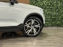 Volvo XC40 T5 Recharge R-Design | Schuifdak | 360° Camera | Harman Kardon | Glacier Silver! | Adaptieve Cruise Control | Bestuurdersstoel elektrisch geheugen | Pilot Assist | BLIS Dode Hoek Detectie | Passagiersstoel elektrisch | Leder/Alcantara R-Design bekleding met wit stiksel en bies | Zitting verlenging voorstoelen | Parkeersensoren voor+achter | Keyless Drive | Elektrisch bedienbare achterklep | Automatisch dimmende binnen en buitenspiegels | 2-Zone Climate Control | Breedstralers in voorbumper | DAB Radio | Apple Carplay/Android Auto | Draadloos telefoon opladen | Volvo On Call met mobiele App functie | Glacier Silver Metallic |