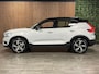 Volvo XC40 T5 Recharge R-Design | Schuifdak | 360° Camera | Harman Kardon | Glacier Silver! | Adaptieve Cruise Control | Bestuurdersstoel elektrisch geheugen | Pilot Assist | BLIS Dode Hoek Detectie | Passagiersstoel elektrisch | Leder/Alcantara R-Design bekleding met wit stiksel en bies | Zitting verlenging voorstoelen | Parkeersensoren voor+achter | Keyless Drive | Elektrisch bedienbare achterklep | Automatisch dimmende binnen en buitenspiegels | 2-Zone Climate Control | Breedstralers in voorbumper | DAB Radio | Apple Carplay/Android Auto | Draadloos telefoon opladen | Volvo On Call met mobiele App functie | Glacier Silver Metallic |