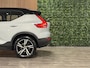 Volvo XC40 T5 Recharge R-Design | Schuifdak | 360° Camera | Harman Kardon | Glacier Silver! | Adaptieve Cruise Control | Bestuurdersstoel elektrisch geheugen | Pilot Assist | BLIS Dode Hoek Detectie | Passagiersstoel elektrisch | Leder/Alcantara R-Design bekleding met wit stiksel en bies | Zitting verlenging voorstoelen | Parkeersensoren voor+achter | Keyless Drive | Elektrisch bedienbare achterklep | Automatisch dimmende binnen en buitenspiegels | 2-Zone Climate Control | Breedstralers in voorbumper | DAB Radio | Apple Carplay/Android Auto | Draadloos telefoon opladen | Volvo On Call met mobiele App functie | Glacier Silver Metallic |