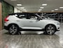 Volvo XC40 T5 Recharge R-Design | Schuifdak | 360° Camera | Harman Kardon | Glacier Silver! | Adaptieve Cruise Control | Bestuurdersstoel elektrisch geheugen | Pilot Assist | BLIS Dode Hoek Detectie | Passagiersstoel elektrisch | Leder/Alcantara R-Design bekleding met wit stiksel en bies | Zitting verlenging voorstoelen | Parkeersensoren voor+achter | Keyless Drive | Elektrisch bedienbare achterklep | Automatisch dimmende binnen en buitenspiegels | 2-Zone Climate Control | Breedstralers in voorbumper | DAB Radio | Apple Carplay/Android Auto | Draadloos telefoon opladen | Volvo On Call met mobiele App functie | Glacier Silver Metallic |