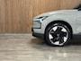 Volvo EX30 Single Motor Extended Range Plus 69 kWh | Stoel en Stuurwielverwarming | Adaptieve Cruise Control | Harman Kardon | Parkeercamera | Pilot Assist | BLIS Dode Hoek Detectie | 19 Inch | Keyless Drive | Parkeersensoren voor+achter | Google Infotainment | Elektrisch bedienbare achterklep | Extra getint glas achter | Electronic Climate Control 2-Zone | Indigo - Textiel / Nordico bekleding | Warmtepomp | Volvo On Call met mobiele App functie | Vapour Grey Metallic |