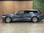 Volvo V60 T5 Aut. Inscription | Trekhaak | Stoelventilatie | 360° Camera | Schuifdak | Head-Up Display | Polestar Engineered | Harman Kardon | Adaptieve Cruise Control | Standkachel met Volvo On Call App | Stoelverwarming voor+achter | Stuurwielverwarming | Pilot Assist | BLIS Dode Hoek Detectie | Elektrische voorstoelen geheugen | Nappa lederen bekleding | Zitting verlenging voorstoelen | Elektrisch verstelbare zijwangen voor | Parkeersensoren achter | 18 Inch | Automatisch dimmende binnen en buitenspiegels | Privacy Glass | Elektrisch bedienbare achterklep | DAB Radio | Apple Carplay/Android Auto | Volvo On Call met mobiele App functie | Denim Blue Metallic |
