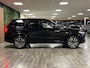 Volvo XC90 T8 AWD Recharge Ultimate Dark Long Range | Stoelventilatie | 360° Camera | Head-Up Display | Harman Kardon | Stoelmassage | 455pk | Schuifdak | Google Infotainment | Adaptieve Cruise Control | Stoelverwarming voor+achter | Stuurwielverwarming | Standkachel met Volvo On Call App | Full LED meesutende koplampen | Pilot Assist | BLIS Dode Hoek Detectie | Elektrische voorstoelen geheugen | Nappa lederen bekleding | Zitting verlenging voorstoelen | Lederen dashboard | Alcantara hemelbekleding | Lederen handgrepen en zonnekleppen | 20 inch | Keyless Drive | Parkeersensoren voor+achter | Privacy Glass | Elektrisch beidenbare achterklep | Geïntegreerd kinderzitje achterin | Geïntegreerde zongordijnen achterportieren | Verlichte instaplijsten | 7-Persoons | 4-Zone Climate Control | DAB Radio | Apple Carplay/Android Auto | Draadloos telefoon opladen | Volvo On Call met mobiele App functie | Onyx Black Metallic |