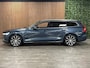 Volvo V60 T6 AWD Recharge Inscription | Schuifdak | Adaptieve Cruise Control | Stoel en Stuurwielverwarming | Pilot Assist | Parkeercamera | 18 Inch | Keyless Drive | Parkeersensoren voor+achter | Privacy Glass | Elektrisch bedienbare achterklep | Automatisch dimmende binnen en buitenspiegels | Climate Control L+R | DAB Radio | Apple Carplay/Android Auto | Volvo On Call met mobiele App functie | Denim Blue Metallic |