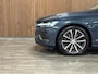 Volvo V60 T6 AWD Recharge Inscription | Schuifdak | Adaptieve Cruise Control | Stoel en Stuurwielverwarming | Pilot Assist | Parkeercamera | 18 Inch | Keyless Drive | Parkeersensoren voor+achter | Privacy Glass | Elektrisch bedienbare achterklep | Automatisch dimmende binnen en buitenspiegels | Climate Control L+R | DAB Radio | Apple Carplay/Android Auto | Volvo On Call met mobiele App functie | Denim Blue Metallic |