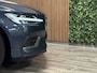 Volvo V60 T6 AWD Recharge Inscription | Schuifdak | Adaptieve Cruise Control | Stoel en Stuurwielverwarming | Pilot Assist | Parkeercamera | 18 Inch | Keyless Drive | Parkeersensoren voor+achter | Privacy Glass | Elektrisch bedienbare achterklep | Automatisch dimmende binnen en buitenspiegels | Climate Control L+R | DAB Radio | Apple Carplay/Android Auto | Volvo On Call met mobiele App functie | Denim Blue Metallic |