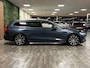 Volvo V60 T6 AWD Recharge Inscription | Schuifdak | Adaptieve Cruise Control | Stoel en Stuurwielverwarming | Pilot Assist | Parkeercamera | 18 Inch | Keyless Drive | Parkeersensoren voor+achter | Privacy Glass | Elektrisch bedienbare achterklep | Automatisch dimmende binnen en buitenspiegels | Climate Control L+R | DAB Radio | Apple Carplay/Android Auto | Volvo On Call met mobiele App functie | Denim Blue Metallic |