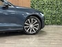 Volvo V60 T6 AWD Recharge Inscription | Schuifdak | Adaptieve Cruise Control | Stoel en Stuurwielverwarming | Pilot Assist | Parkeercamera | 18 Inch | Keyless Drive | Parkeersensoren voor+achter | Privacy Glass | Elektrisch bedienbare achterklep | Automatisch dimmende binnen en buitenspiegels | Climate Control L+R | DAB Radio | Apple Carplay/Android Auto | Volvo On Call met mobiele App functie | Denim Blue Metallic |