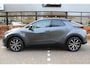 Toyota C-HR / C-HR+ 1.8 Hybrid 140 First Edition Bi-tone | Rijklaar | Stoel-/stuurverw. | Navi | El.achterklep | Apple/Android | Blind Spot | Keyless | LED