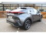 Toyota C-HR / C-HR+ 1.8 Hybrid 140 First Edition Bi-tone | Rijklaar | Stoel-/stuurverw. | Navi | El.achterklep | Apple/Android | Blind Spot | Keyless | LED