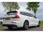 Volvo V60 2.0 T5 250pk Momentum Trekhaak 1800kg wegklapb | Drive modus | Carplay | 18'' LMV | Bordenherkenning | Bochtverlichting | Getint glas