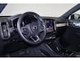 Volvo XC40 B4 Ultra Black Edition - Panorama/schuifdak - IntelliSafe Assist & Surround - 360º Camera - Harman/Kardon audio - Verwarmde voorstoelen & stuur - Parkeersensoren voor & achter - Draadloze tel. lader - Extra getint glas - 20' LMV