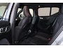 Volvo XC40 B4 Ultra Black Edition - Panorama/schuifdak - IntelliSafe Assist & Surround - 360º Camera - Harman/Kardon audio - Verwarmde voorstoelen & stuur - Parkeersensoren voor & achter - Draadloze tel. lader - Extra getint glas - 20' LMV