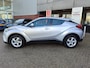 Toyota C-HR / C-HR+ 1.2 TURBO DYNAMIC TREKHAAK 1300KG-TREKGEW NL-AUTO 1E-EIG 100% DEALERONDERHOUD KEYLESS AD-CRUISE CAMERA CLIMA BLUETOOTH DAB+ 17'' LM-VELGEN