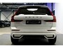 Volvo XC60 2.0 T8 AWD 335kW/456pk Aut8 Plug-in hybrid Ultra Dark PANORAMADAK + HARMAN/KARDON + EL.TREKHAAK + STOELMASSAGE&-KOELING + ADAPT.CRUISE + GOOGLE DASH + HEAD-UP + LANE ASSIST + STOEL-&STUURVERWARMING + 360 CAMERA + PARKSENSOREN V&A + 20" LM-VELGEN!!
