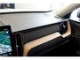 Volvo XC60 2.0 T8 AWD 335kW/456pk Aut8 Plug-in hybrid Ultra Dark PANORAMADAK + HARMAN/KARDON + EL.TREKHAAK + STOELMASSAGE&-KOELING + ADAPT.CRUISE + GOOGLE DASH + HEAD-UP + LANE ASSIST + STOEL-&STUURVERWARMING + 360 CAMERA + PARKSENSOREN V&A + 20" LM-VELGEN!!