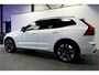Volvo XC60 2.0 T8 AWD 335kW/456pk Aut8 Plug-in hybrid Ultra Dark PANORAMADAK + HARMAN/KARDON + EL.TREKHAAK + STOELMASSAGE&-KOELING + ADAPT.CRUISE + GOOGLE DASH + HEAD-UP + LANE ASSIST + STOEL-&STUURVERWARMING + 360 CAMERA + PARKSENSOREN V&A + 20" LM-VELGEN!!