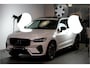 Volvo XC60 2.0 T8 AWD 335kW/456pk Aut8 Plug-in hybrid Ultra Dark PANORAMADAK + HARMAN/KARDON + EL.TREKHAAK + STOELMASSAGE&-KOELING + ADAPT.CRUISE + GOOGLE DASH + HEAD-UP + LANE ASSIST + STOEL-&STUURVERWARMING + 360 CAMERA + PARKSENSOREN V&A + 20" LM-VELGEN!!