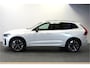 Volvo XC60 2.0 T8 AWD 335kW/456pk Aut8 Plug-in hybrid Ultra Dark PANORAMADAK + HARMAN/KARDON + EL.TREKHAAK + STOELMASSAGE&-KOELING + ADAPT.CRUISE + GOOGLE DASH + HEAD-UP + LANE ASSIST + STOEL-&STUURVERWARMING + 360 CAMERA + PARKSENSOREN V&A + 20" LM-VELGEN!!