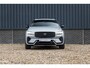 Volvo XC60 2.0 T8 Plug-in hybrid AWD Plus Black Edition Long Range | Zwenkbare trekhaak | Harman Kardon | Adaptieve cruise | Panorama dak | Nieuw |