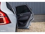 Volvo XC60 2.0 T8 Plug-in hybrid AWD Plus Black Edition Long Range | Zwenkbare trekhaak | Harman Kardon | Adaptieve cruise | Panorama dak | Nieuw |
