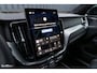 Volvo XC60 2.0 T8 Plug-in hybrid AWD Plus Black Edition Long Range | Zwenkbare trekhaak | Harman Kardon | Adaptieve cruise | Panorama dak | Nieuw |