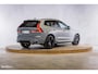 Volvo XC60 2.0 T8 Plug-in hybrid AWD Plus Black Edition Long Range | Zwenkbare trekhaak | Harman Kardon | Adaptieve cruise | Panorama dak | Nieuw |
