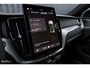 Volvo XC60 2.0 T8 Plug-in hybrid AWD Plus Black Edition Long Range | Zwenkbare trekhaak | Harman Kardon | Adaptieve cruise | Panorama dak | Nieuw |