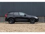 Volvo XC60 2.0 T8 Plug-in hybrid AWD Plus Black Edition Long Range | Zwenkbare trekhaak | Harman Kardon | Adaptieve cruise | Panorama dak | Nieuw |
