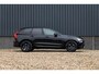 Volvo XC60 2.0 T8 Plug-in hybrid AWD Plus Black Edition Long Range | Zwenkbare trekhaak | Harman Kardon | Adaptieve cruise | Panorama dak | Nieuw |