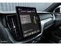 Volvo XC60 2.0 T8 Plug-in hybrid AWD Plus Black Edition Long Range | Zwenkbare trekhaak | Harman Kardon | Adaptieve cruise | Panorama dak | Nieuw |