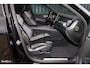 Volvo XC60 2.0 T8 Plug-in hybrid AWD Plus Black Edition Long Range | Zwenkbare trekhaak | Harman Kardon | Adaptieve cruise | Panorama dak | Nieuw |