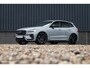 Volvo XC60 2.0 T8 Plug-in hybrid AWD Plus Black Edition Long Range | Zwenkbare trekhaak | Harman Kardon | Adaptieve cruise | Panorama dak | Nieuw |